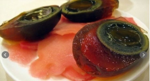 Trứng bắc thảo: Món ăn Trung Quốc này được làm bằng cách bảo quản trứng vịt, gà hoặc trứng chim cút trong hỗn hợp đất sét, tro, muối, vôi sống và vỏ gạo trong vài tuần và đôi khi thậm chí hàng tháng. Hỗn hợp này biến lòng đỏ trứng thành màu xanh đậm và có mùi khá mạnh. 