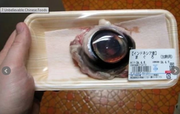 Mắt cá ngừ: Thoạt nhìn, món ăn này có thể khiến người yếu bóng vía phải bỏ chạy. Để thưởng thức hương vị tinh tế của món ăn này, họ chỉ đơn giản là luộc và chấm với một loại sốt đặc biệt.