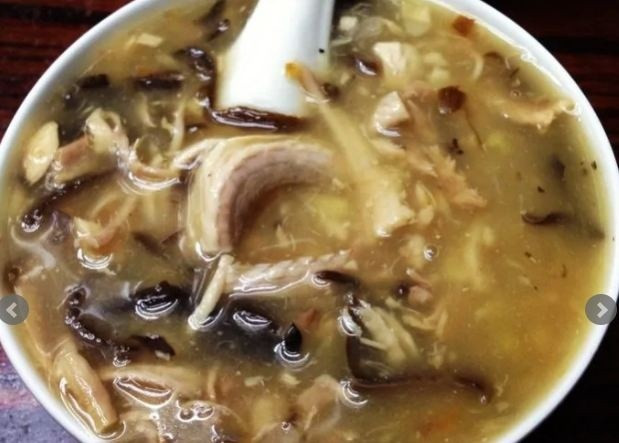 Súp rắn: Một món ngon khác rất nổi tiếng ở khu vực Quảng Đông của Trung Quốc, món súp rắn. Món đặc sản này cũng được coi là có lợi cho sức khỏe dù khiến nhiều du khách nghe thấy là bỏ chạy. Theo truyền thống, súp rắn được pha trộn từ thịt của hai loài rắn khác nhau cùng các loại thảo mộc và gia vị.