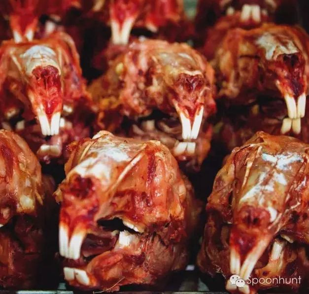 Đầu thỏ: Để ăn bộ xương sọ này bạn tách hàm ra để ăn lưỡi, má và cằm, sau đó cắn phần đầu của hộp sọ để đến não. Món ăn này chắc chắn không dành cho những người yêu động vật.