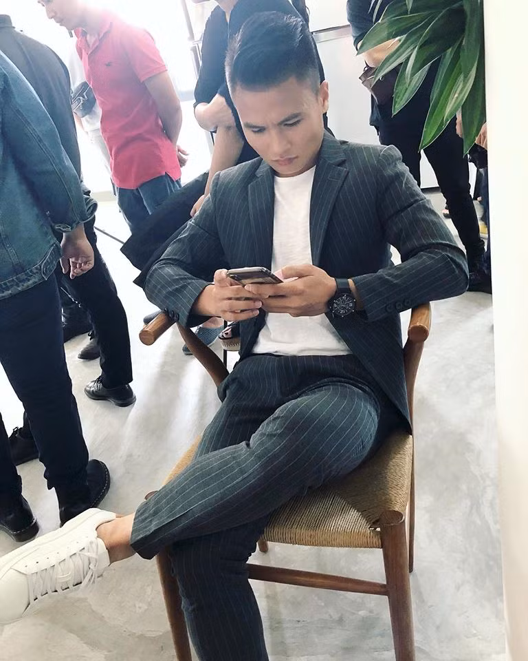 Một trong những hình ảnh diện vest cực lịch lãm và hiếm thấy của Quang Hải. Ảnh: Internet. 