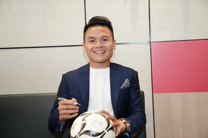 Áo phông trắng phối với vest xanh than cũng khiến anh chàng thành "cực phẩm". Ảnh: Internet.