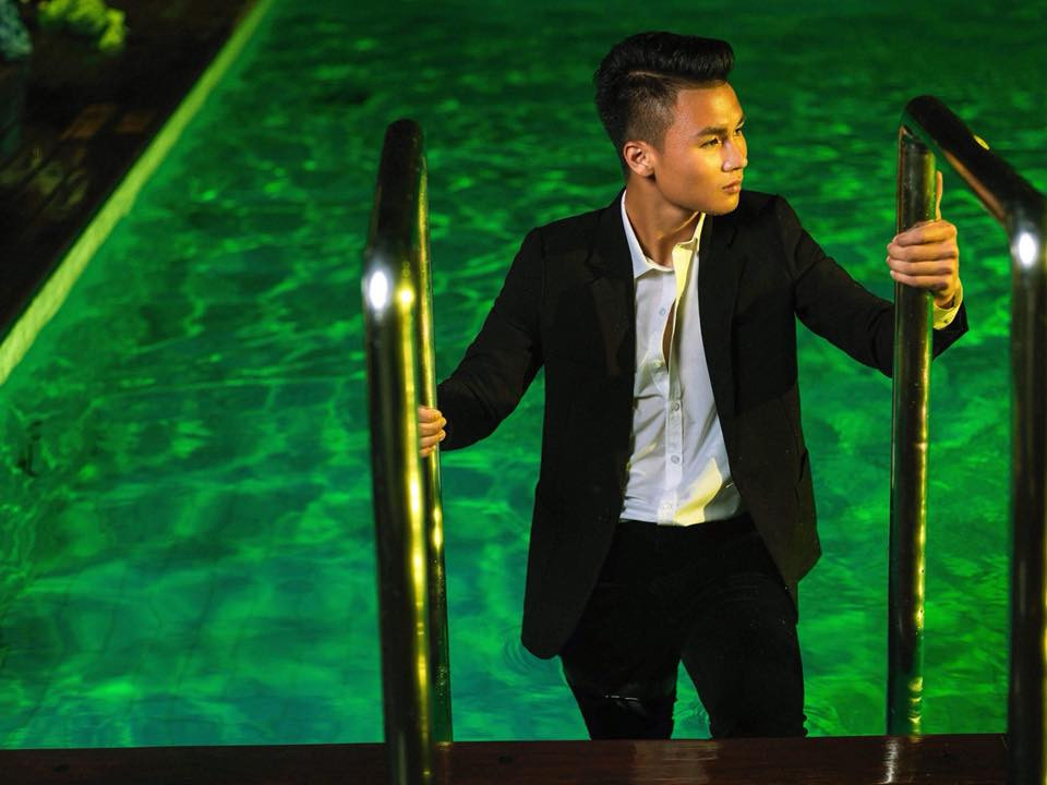 Quang Hải diện vest trong một BST thời trang của hãng thời trang nam. Ảnh: FBNV.