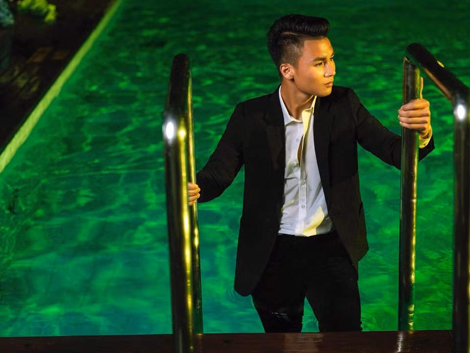 Quang Hải diện vest trong một BST thời trang của hãng thời trang nam. Ảnh: FBNV.