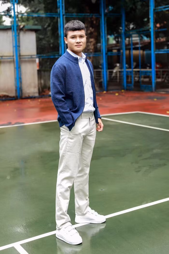 Quang Hải diện sơ mi trắng kết hợp với quần âu và áo khoác ngoài cực chất “đốn tim” biết bao fan nữ. Ảnh: FBNV.