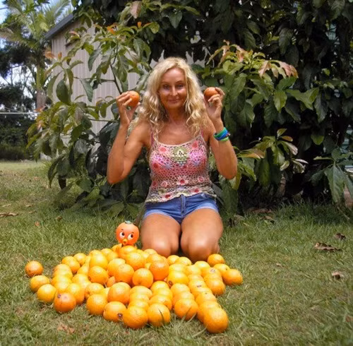 Anne Osborne khẳng định chế độ ăn chỉ có trái cây của mình hoàn toàn không hề nhàm chán như mọi người vẫn nghĩ. Thậm chí, bà nuôi cả hai người con mình là Camlo 27 tuổi và Cappi 14 tuổi chỉ với hoa quả.