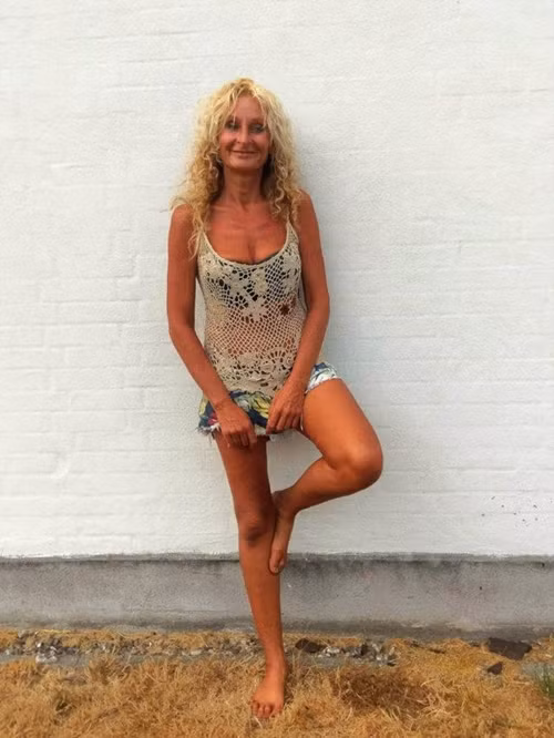 Một ngày bình thường của bà Anne sẽ bắt đầu bằng nửa quả dưa hấu cho bữa sáng (khoảng 150-200 calo), ăn vặt với 4 quả chuối (khoảng 400 calo), ăn trưa với một quả bơ (400 calo) và ăn tối với 2 quả xoài (300 calo).