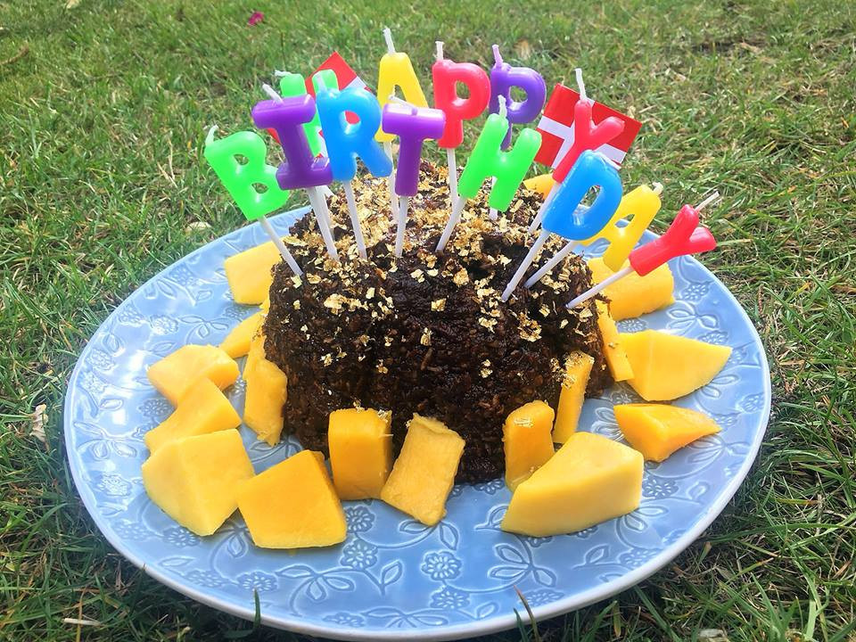 Khi cần tổ chức tiệc cho các con, Anne đã tự tay làm những chiếc bánh từ 100% hoa quả và các con của bà đều rất thích việc ấy.