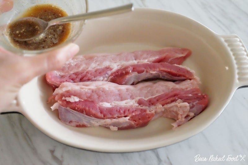 Làm thịt lợn quay kiểu Thái vô cùng giòn ngon, ăn mãi không chán - Hình 3 Lam thit lon quay kieu Thai vo cung gion ngon, an mai khong chan-Hinh-3