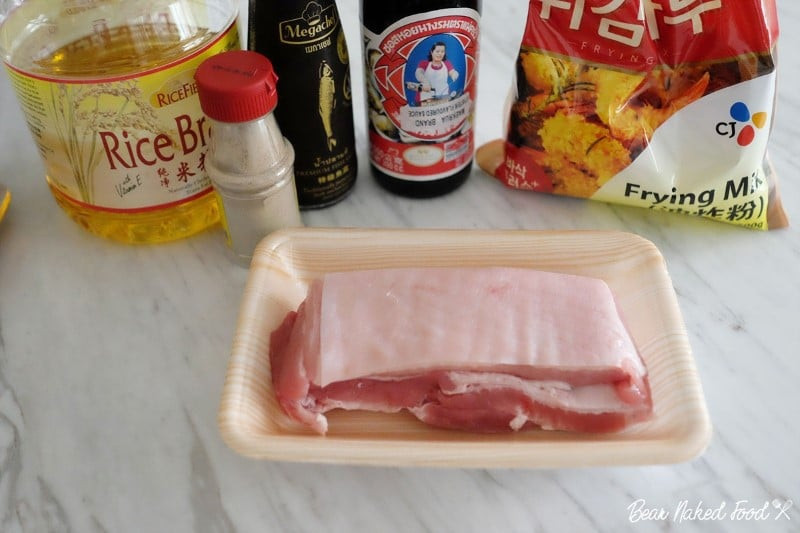 Làm thịt lợn quay kiểu Thái vô cùng giòn ngon, ăn mãi không chán - Hình 2 Lam thit lon quay kieu Thai vo cung gion ngon, an mai khong chan-Hinh-2