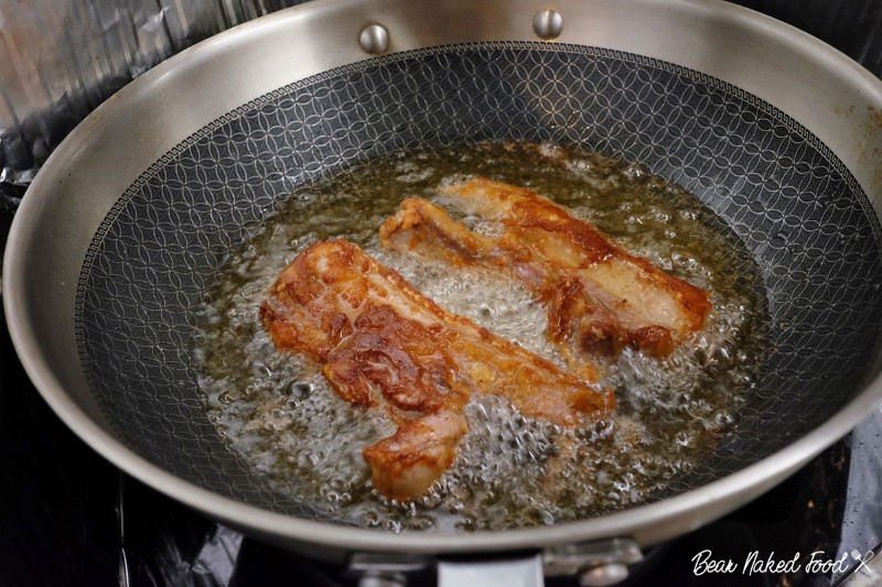 Làm thịt lợn quay kiểu Thái vô cùng giòn ngon, ăn mãi không chán - Hình 4 Lam thit lon quay kieu Thai vo cung gion ngon, an mai khong chan-Hinh-4