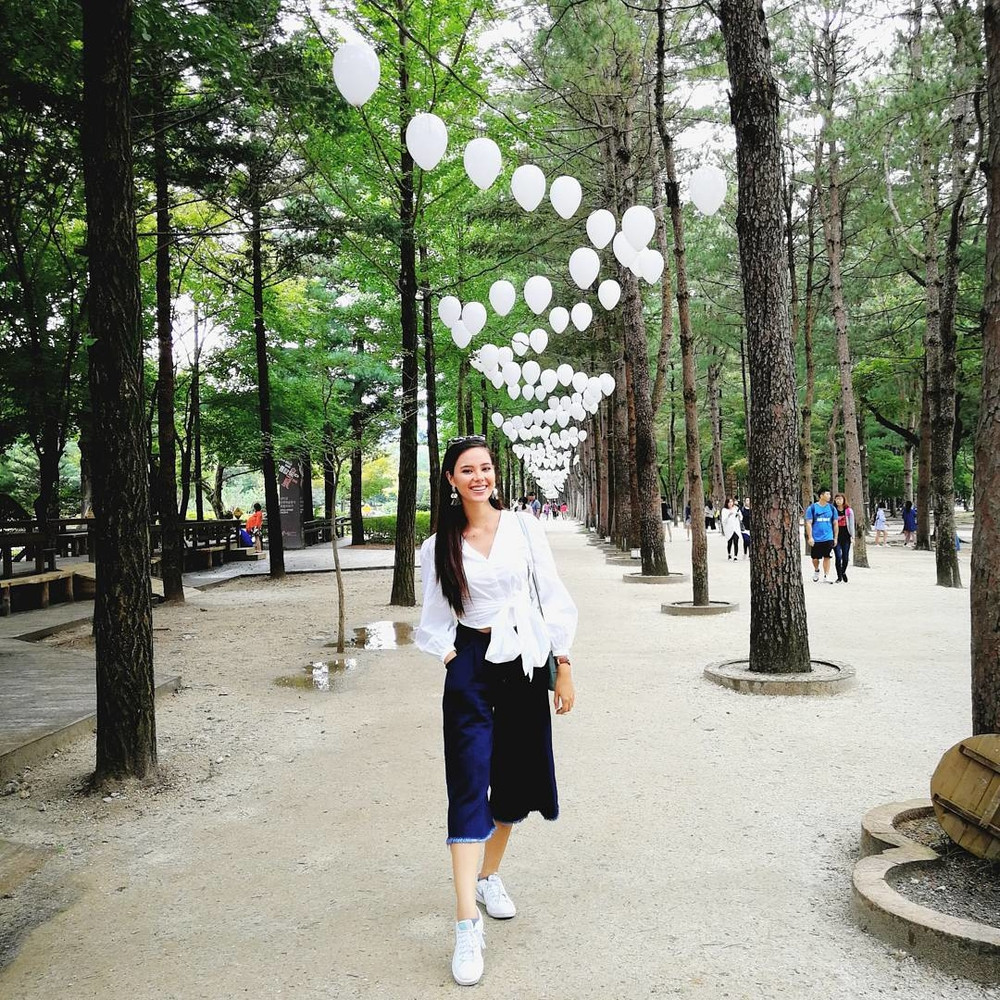 Quần baggy tây, quần culottes hay quần jean mix với áo thun, sơ mi là sự lựa chọn trang phục xuống phố quen thuộc của tân Hoa hậu.