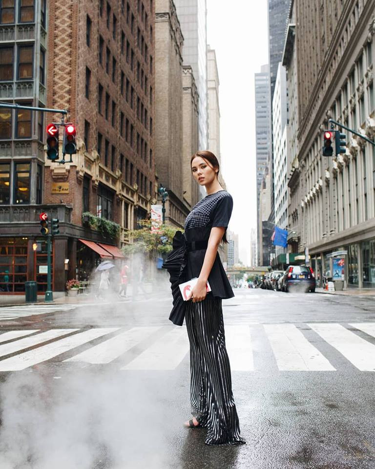 Catriona Gray còn khéo léo làm mới streetstyle xuống phố với áo khoác, túi, thể hiện gu thời trang vô cùng sành điệu. Ảnh: FBNV.