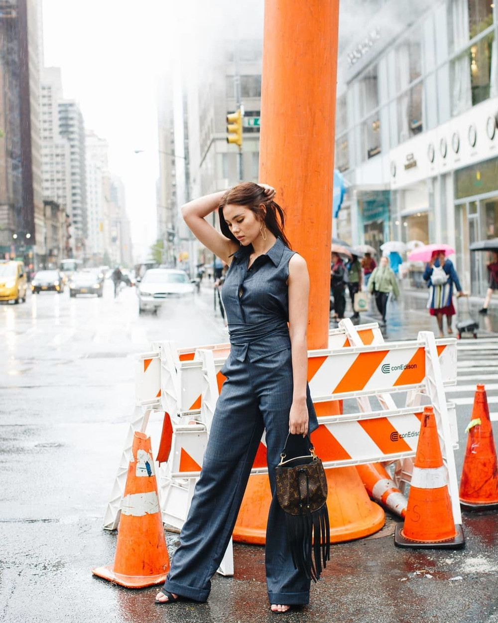 Tân Hoa hậu khoe nét đẹp trẻ trung trong bộ jumsuit màu xanh thời thượng.