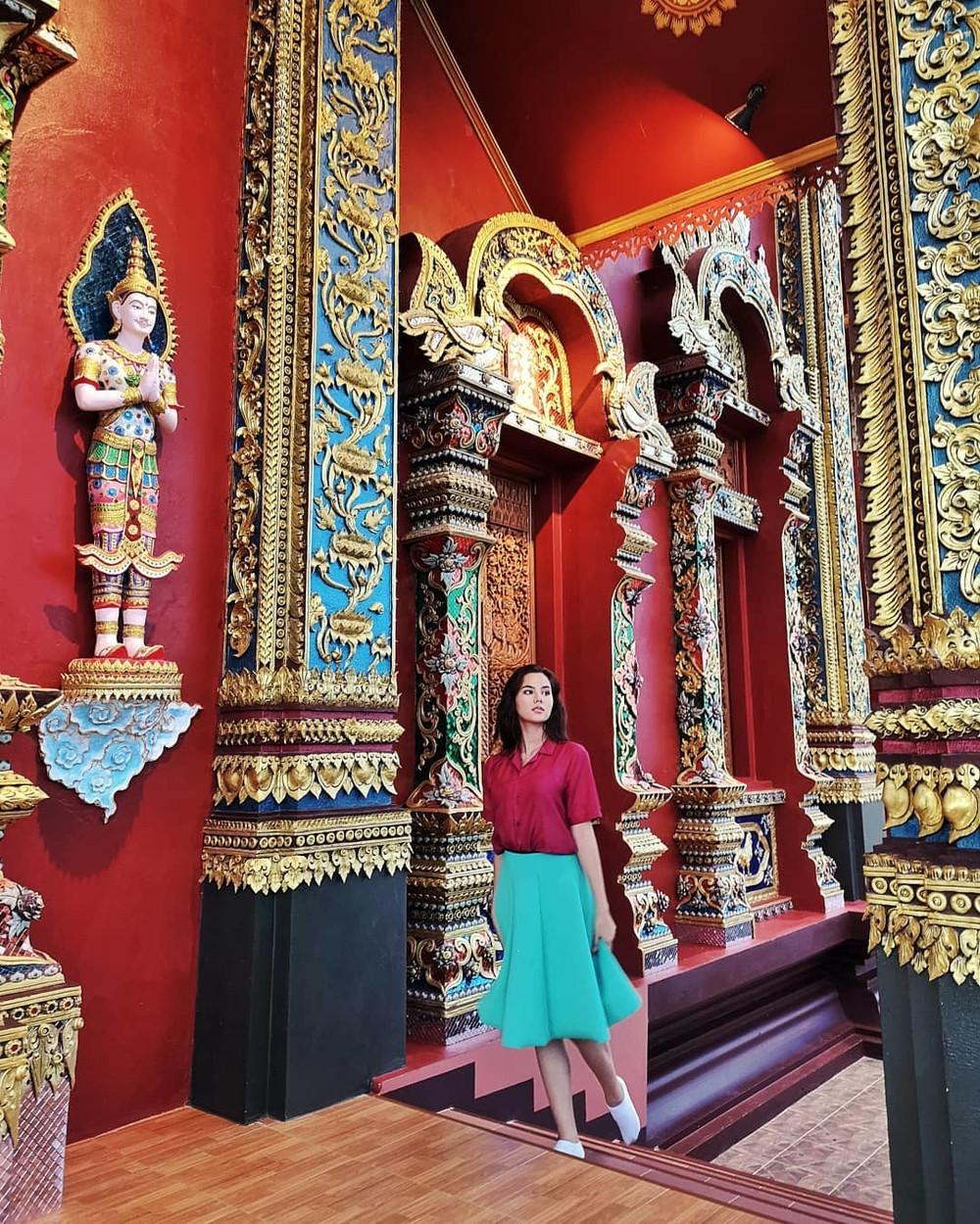 Chỉ với áo sơ mi và chân váy, người đẹp ghi điểm với vẻ đẹp thanh thoát, nữ tính.