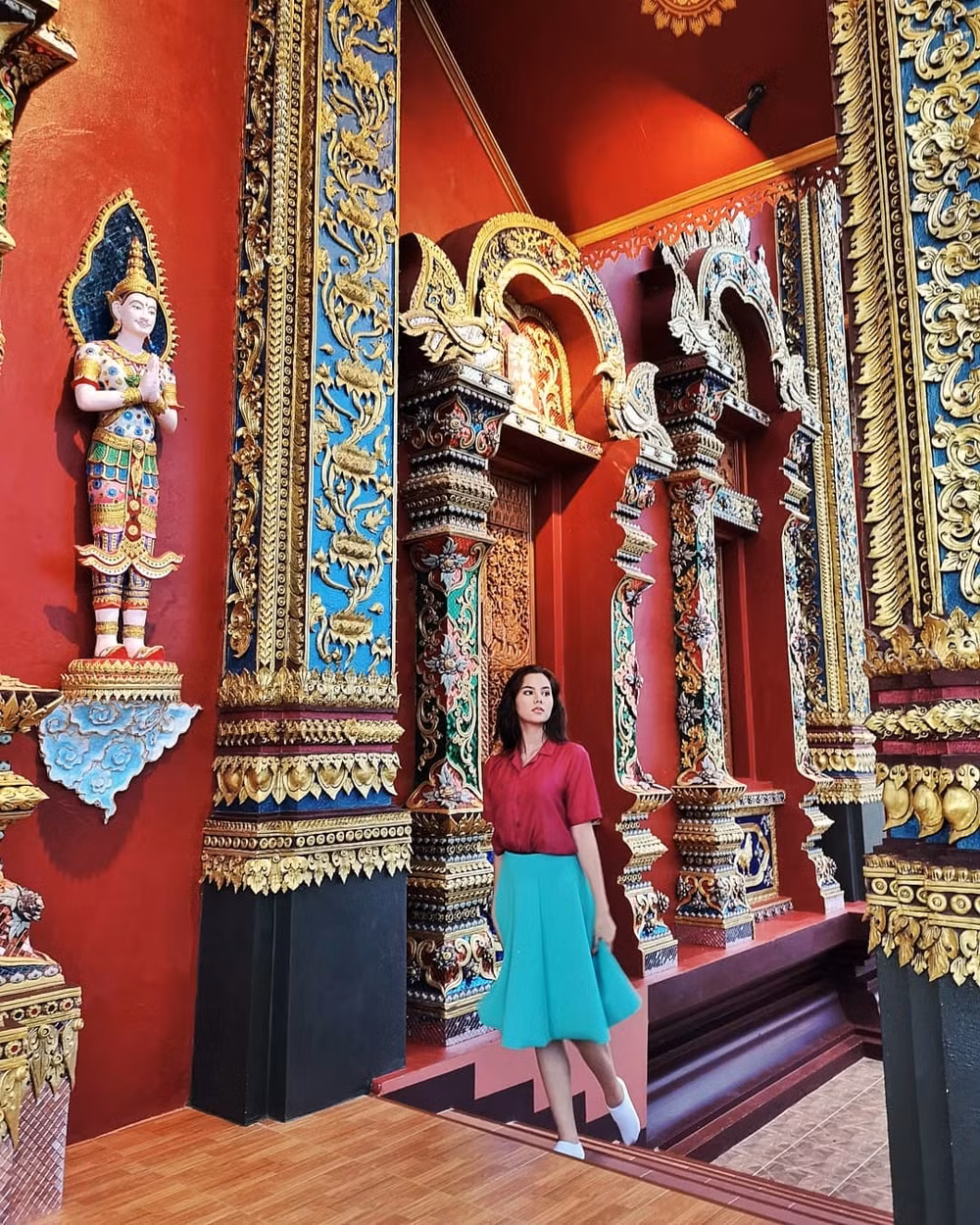 Chỉ với áo sơ mi và chân váy, người đẹp ghi điểm với vẻ đẹp thanh thoát, nữ tính.