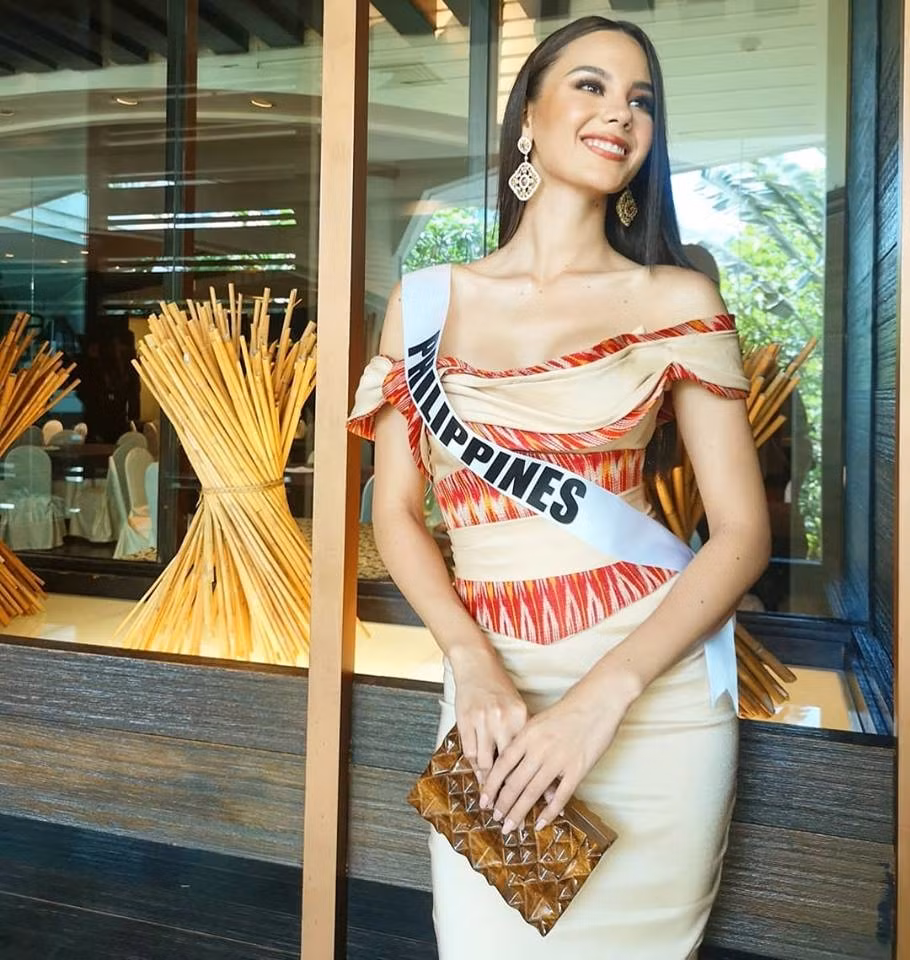 Người đẹp "ghi điểm" bởi những hình ảnh và loạt váy áo "sang chảnh" và lộng lẫy.