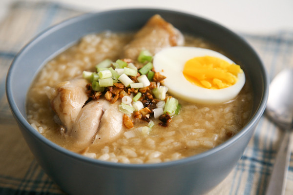 Cháo Arroz Caldo: Được ninh cùng với thịt gà và kết hợp với gừng, món cháo Arroz Caldo được người dân Philippines đặc biệt yêu thích. Bạn có thể bắt gặp những hàng quán bán món cháo này khắp nơi ở vỉa hè của đất nước này. Ảnh: Internet.