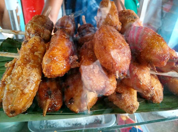 Chuối nướng: Nếu bạn đã đến Philippines một lần thì chắc hẳn sẽ không quên được vị ngọt và mùi caramel thơm ngon khó cưỡng của chuối nướng. Đây được coi là món ăn đường phố Philippines phổ biến và đặc trưng.