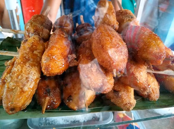 Chuối nướng: Nếu bạn đã đến Philippines một lần thì chắc hẳn sẽ không quên được vị ngọt và mùi caramel thơm ngon khó cưỡng của chuối nướng. Đây được coi là món ăn đường phố Philippines phổ biến và đặc trưng.