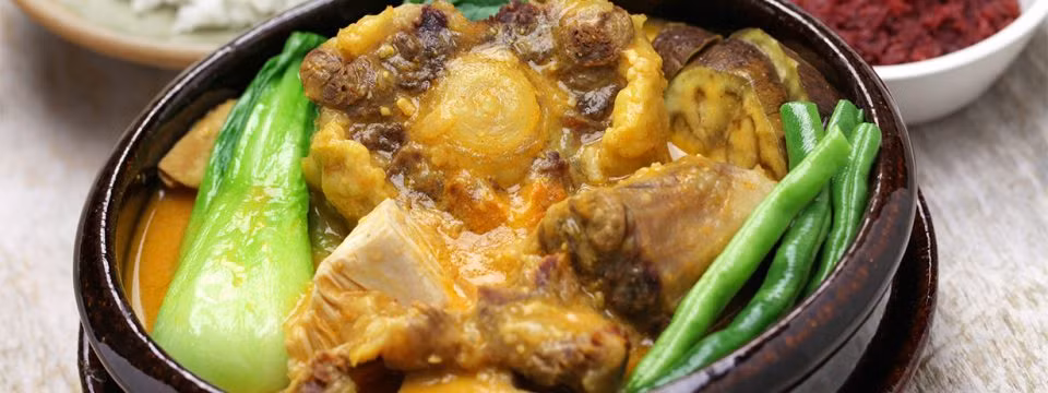 Kare-Kare: Món hầm giàu năng lượng này được làm bằng nước sốt đậu phộng và đuôi bò hoặc thịt bò. Món ăn thường được ăn kèm nem hải sản bên cạnh.