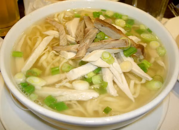 Mỳ Mami: Nếu Việt Nam nổi tiếng với phở thì Philippines nổi tiếng với mỳ Mami. Mỳ được làm từ loại bột mỳ ngon nhất, nước dùng xương hầm thanh ngọt đậm đà, kết hợp cùng các loại thịt và gia vị truyền thống đặc biệt đã tạo nên một món ăn đặc sản bình dân, ngon và rẻ.