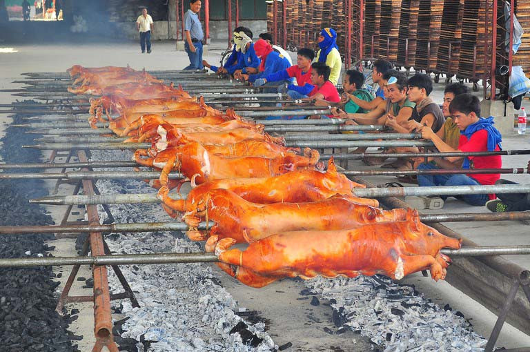 Lechon: Một trong những món ăn Philippines nổi tiếng có lẽ là món lechon. Để làm món ăn này khá cầu kỳ, đầu tiên phải là một con lợn ngon, được nướng nguyên con với lớp da giòn hoàn hảo và thịt vẫn đảm bảo độ mềm ngọt.