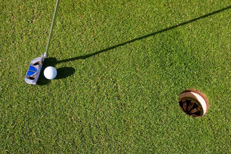 Mất hứng thú với sở thích của mình: Dấu hiệu sớm tiềm năng khác của bệnh Alzheimer là người bệnh bắt đầu mất hứng thú với những trò tiêu khiển yêu thích của như chơi thể thao hay đi chạy bộ.