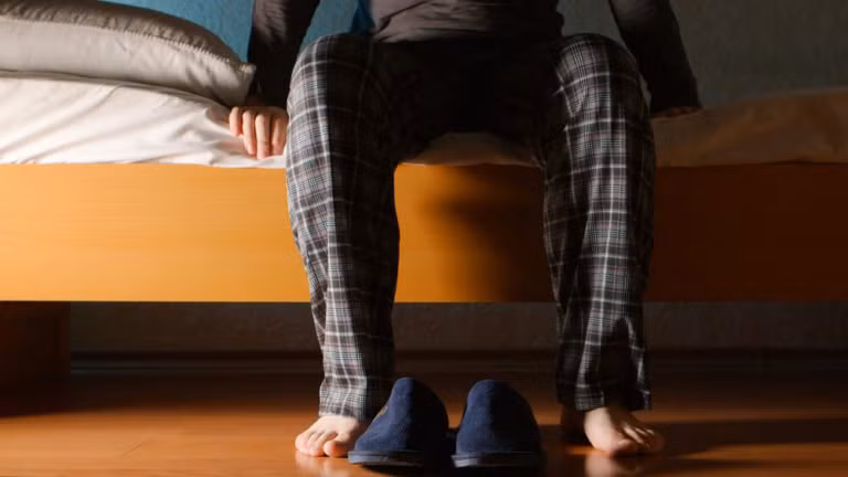 Khó ngủ: Một nghiên cứu trên tạp chí Neurology đã hỏi những người trưởng thành được coi là có nguy cơ mắc bệnh Alzheimer và câu trả lời là họ thường xuyên gặp các vấn đề về giấc ngủ, khó ngủ và ngày càng mệt mỏi.