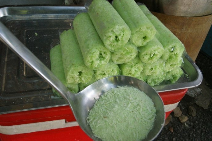 Khi bánh chín, kéo chiếc que tre và đưa nhẹ bánh lên sẽ thấy sản phẩm có màu xanh nhạt đẹp mắt, thơm, ngậy vị dừa.