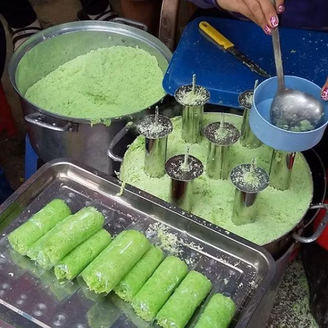 Người dân Khmer ở Sóc Trăng thường ăn bánh khi còn nóng để cảm nhận hết vị ngọt mát và béo ngậy của dừa, chút vừng hòa quyện trong hương lá dứa thơm thơm.