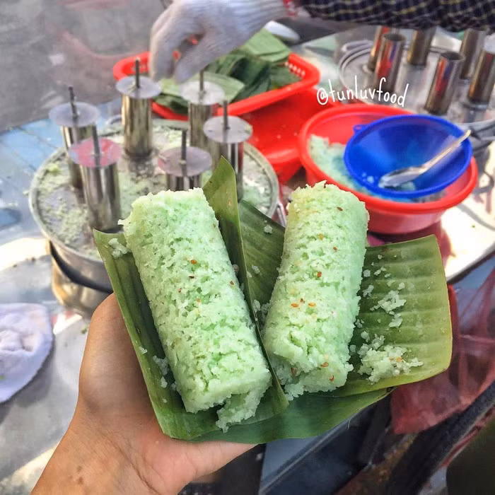 Muốn bánh ống lá dứa hấp dẫn hơn, khi chín, người ta rắc thêm chút dừa nạo sợi và vừng hay lạc rang giã nhỏ.