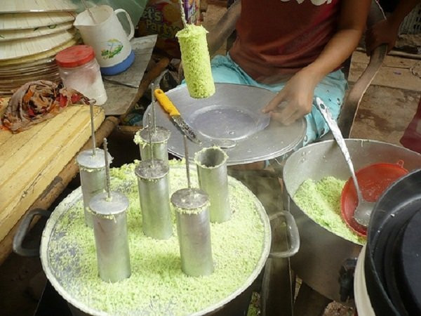 Gọi là bánh ống bởi được làm trong một khuôn hình trụ, ở giữa là que tre, một đầu được gắn miếng thiếc hình tròn để dùng làm đáy khi hấp bánh.