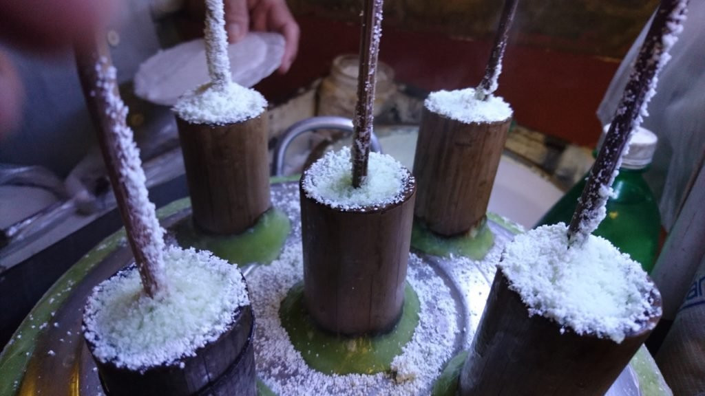 Bí quyết làm bánh ngon là ở khâu nguyên liệu. Bột làm bánh phải là loại gạo thơm dẻo, xay mịn và trộn đường, nước cốt dừa sao cho không quá ngọt, hơi béo, vừa dẻo mà vừa xốp tơi như mạt cưa.