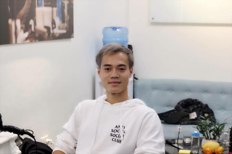 Nếu như trước đây, Văn Toàn luôn trung thành với mái tóc màu đen truyền thống thì thời gian gần đây, anh lại chuộng với màu tóc nổi bật như: bạch kim, khói xám…Ảnh: Đỗ Danh Ngọc.