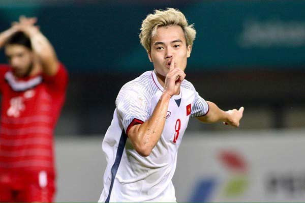 Văn Toàn nổi bật nhất đội tuyển nhờ mái tóc bạch kim.