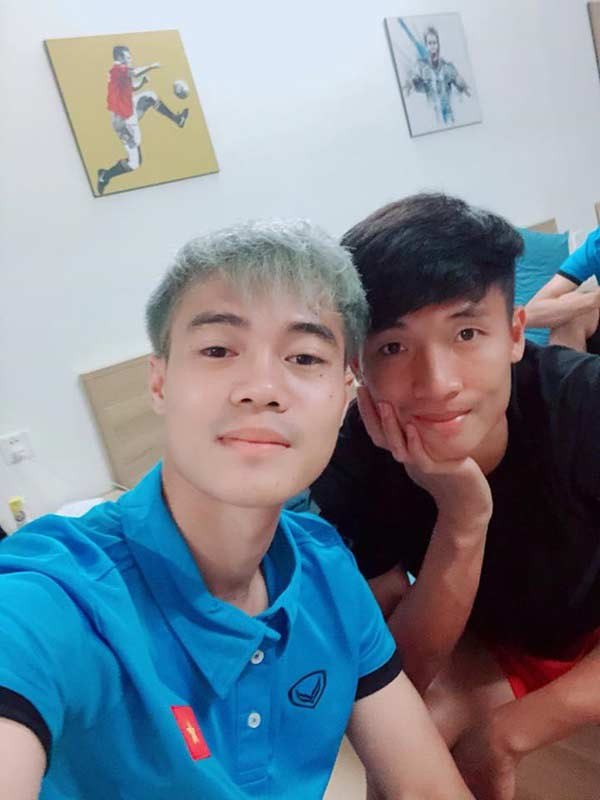 Anh chàng có nước da trắng nên khá hợp với kiểu tóc màu khói xám.