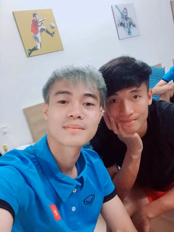 Anh chàng có nước da trắng nên khá hợp với kiểu tóc màu khói xám.