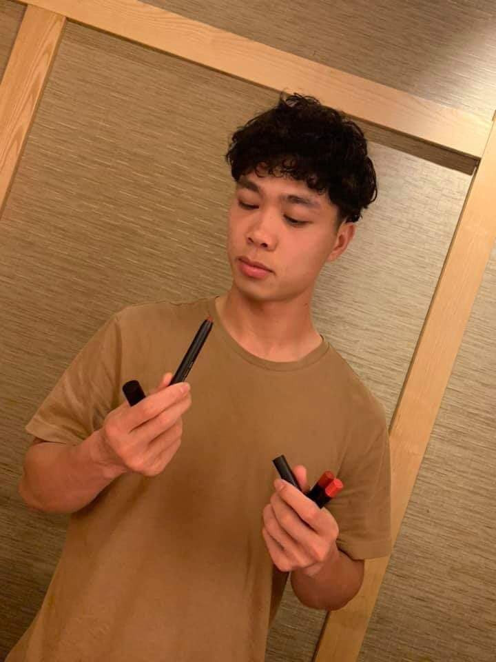 Tuy nhiên, một số người hâm mộ cho rằng kiểu tóc mới của Công Phượng quá già và không hợp với anh. Ảnh: FBNV.