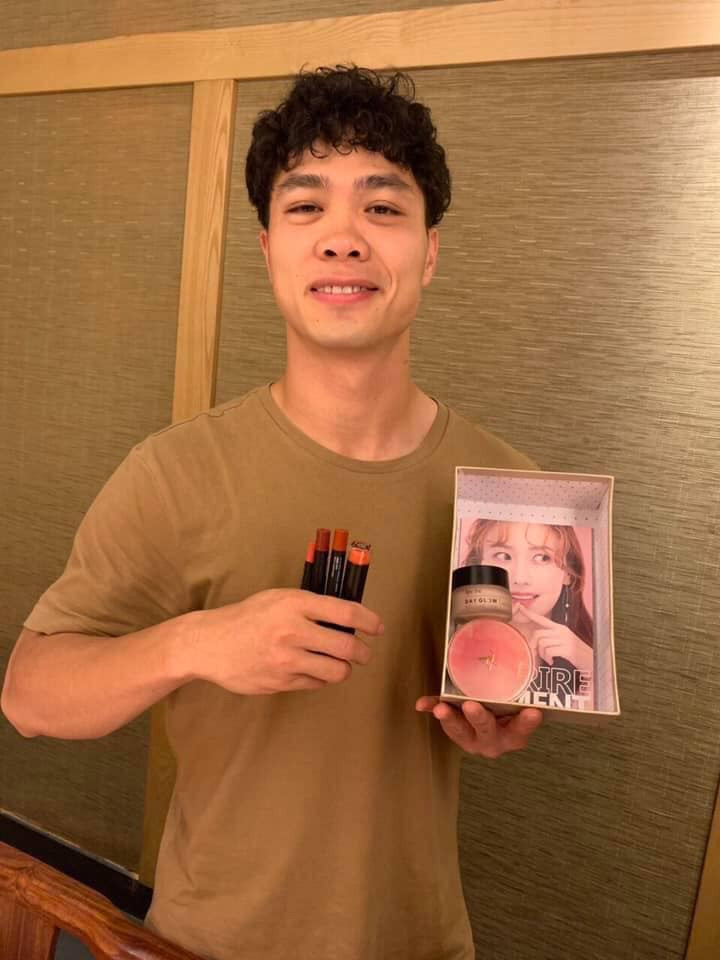 Dù vậy, chàng cầu thủ xứ Nghệ vẫn rất tự tin với mái tóc xoăn súp lơ mới. Ảnh: FBNV.