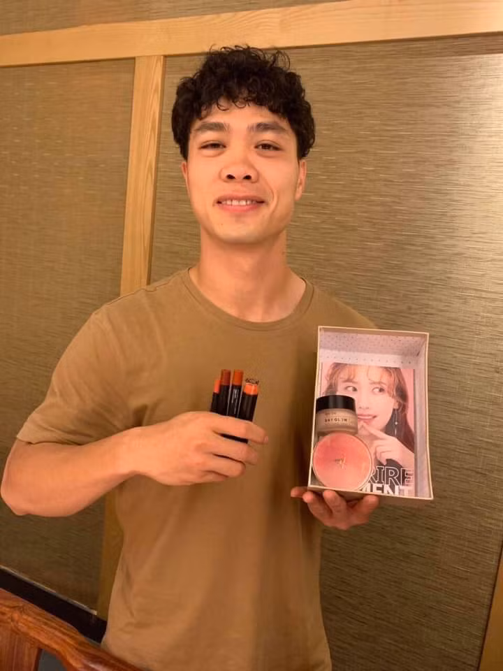 Dù vậy, chàng cầu thủ xứ Nghệ vẫn rất tự tin với mái tóc xoăn súp lơ mới. Ảnh: FBNV.