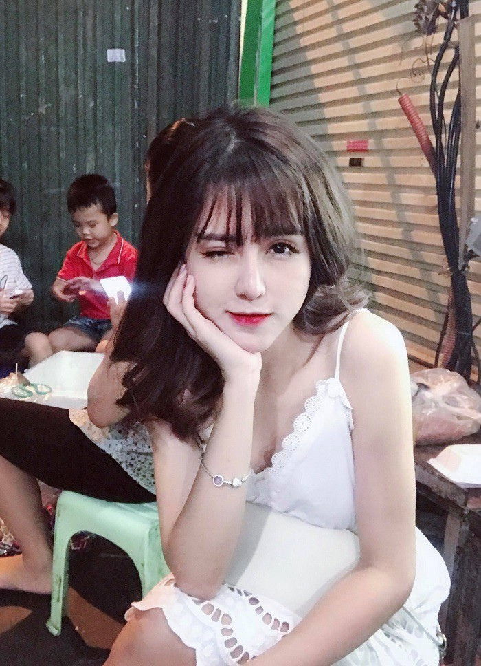 Vợ chưa cưới Huy Cung diện váy hai dây khá gợi cảm.