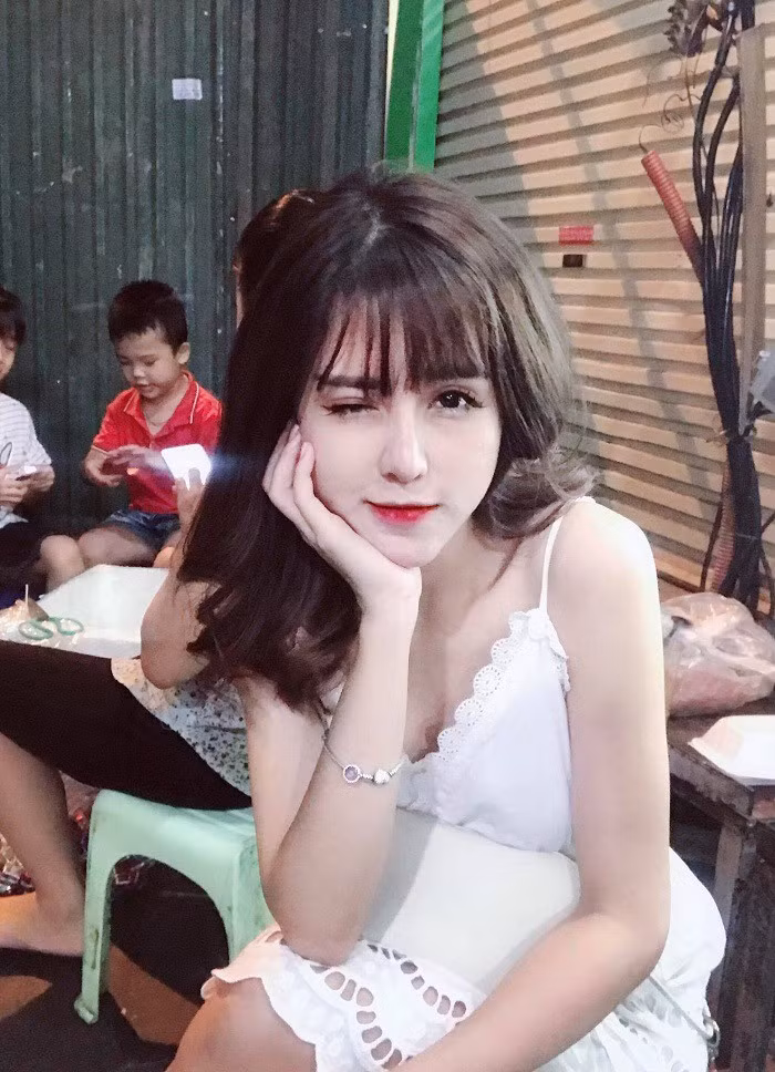 Vợ chưa cưới Huy Cung diện váy hai dây khá gợi cảm.