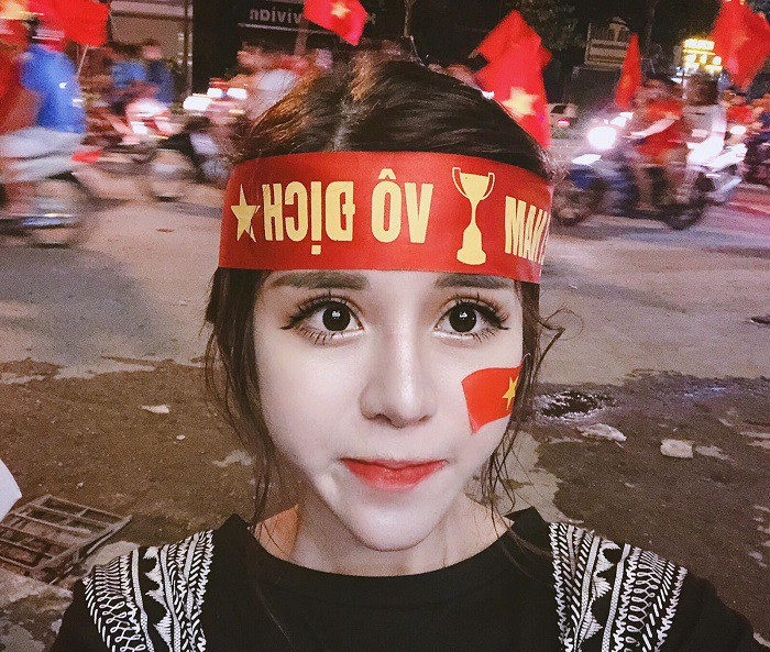 Mỹ Linh được dân mạng đặt cho biệt danh là “thiên thần lai”. Ít ai biết rằng nét lai tây của cô lại được tạo ra nhờ “dao kéo”.