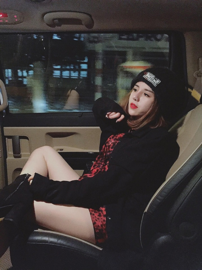 Sau khi phẫu thuật, gương mặt cô trở nên thon gọn, mũi cao nhỏ và đôi mắt to tròn có chiều sâu hơn.