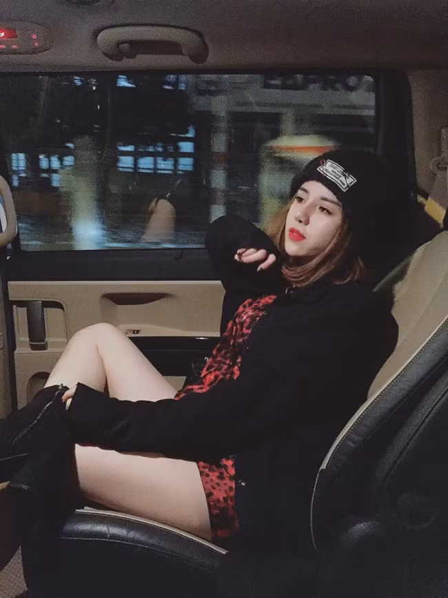 Sau khi phẫu thuật, gương mặt cô trở nên thon gọn, mũi cao nhỏ và đôi mắt to tròn có chiều sâu hơn.