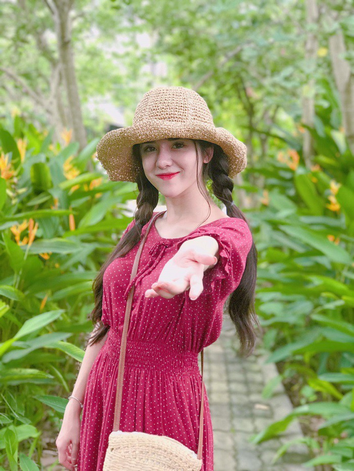 Mỹ Linh dịu dàng, nữ tính với váy chấm bi đỏ điệu đà.