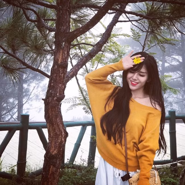 Áo len vàng phối với váy trắng giúp cô nàng nổi bật và nữ tính.