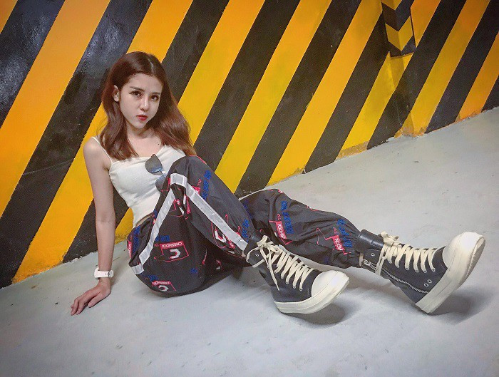 Đôi khi, cô cũng thể hiện sự cá tính với set đồ thể thao khỏe khoắn. Ảnh: FBNV, Internet.