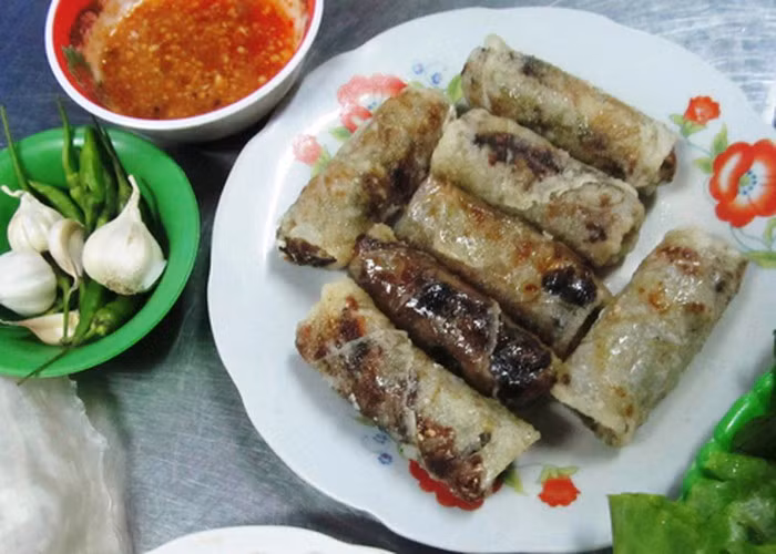 Bề ngoài của chả dông trông cũng chẳng có gì khác lạ so với cuốn chả thông thường. Vẫn là lớp bánh tráng mỏng, gói ghém nhân bên trong và rán cho thật vàng đều. Điều đặc biệt nằm ở nguyên liệu chính của món đặc sản Phú Yên này, đó chính là thịt con dông, một loài bò sát có hình dáng không mấy thân thiện.